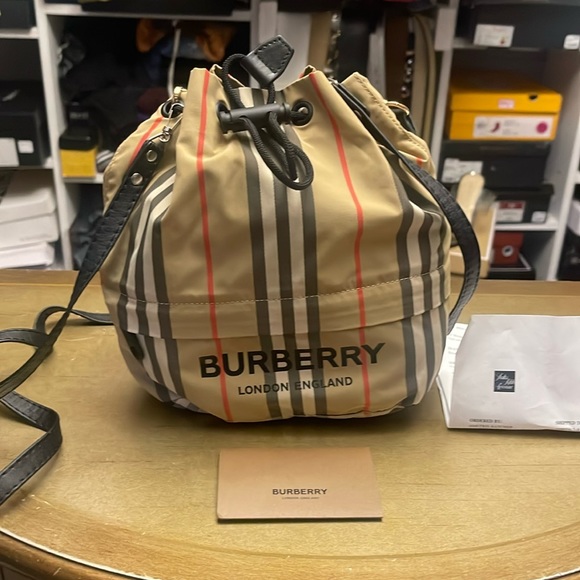 Authentic Burberry bucket bag - Picture 2 of 8